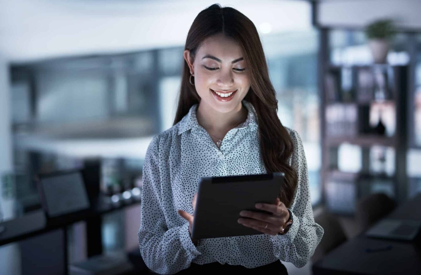Mujer usando tablet para registrar datos del usuario | Interfaz con API de geolocalización